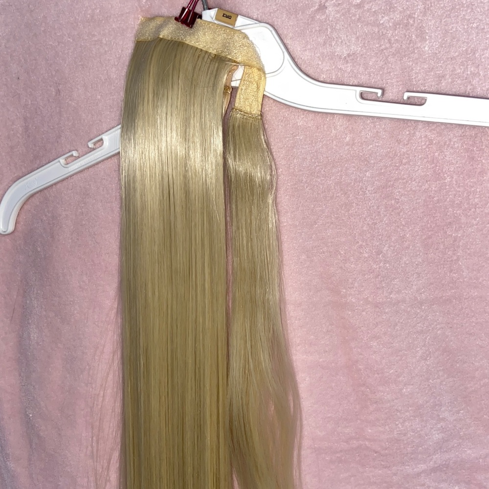 24” Blonde Ponytail Extension - Picture 3 of 3